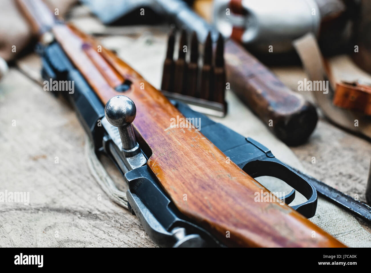 Gewehr und Patronen mit geringen Schärfentiefe Stockfoto