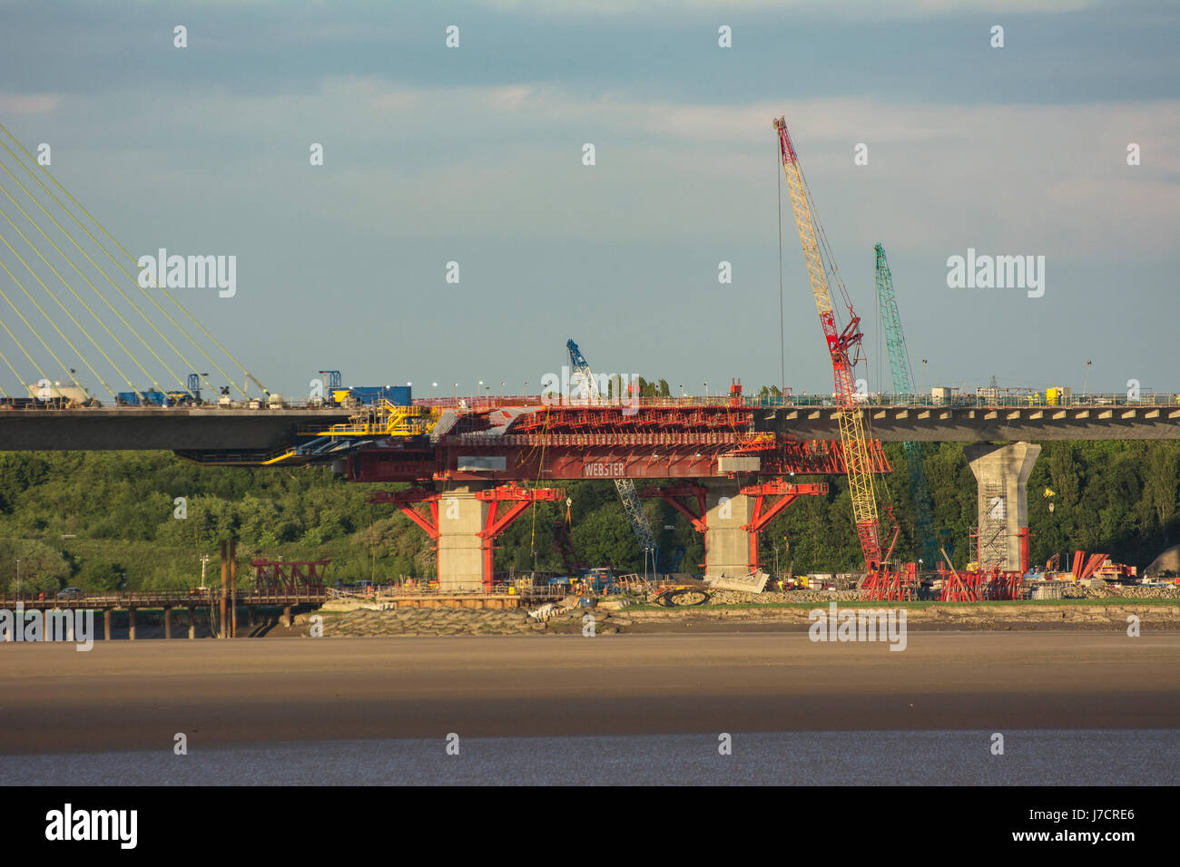 Mersey Gateway Bauprojekt ist den letzten Teil der Süd-Ansatz verbinden die Verbindungsstraße mit der Nord-Pylon. Die Brücke wird baugewerblicher Stockfoto