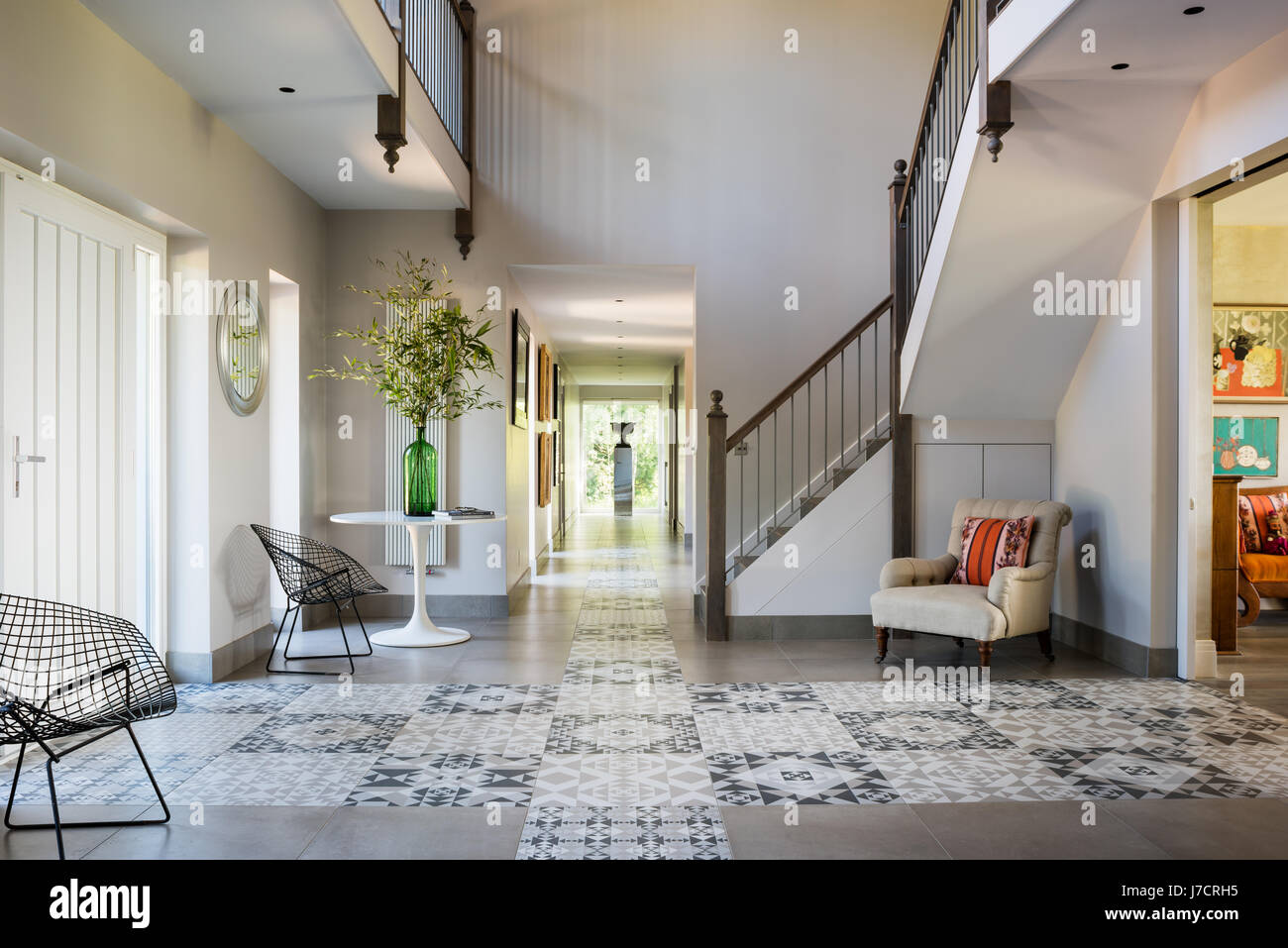 Neu gestalteten internen Eingang mit Fett Fliesenboden abwechselnd helle und dunkle designs Stockfoto