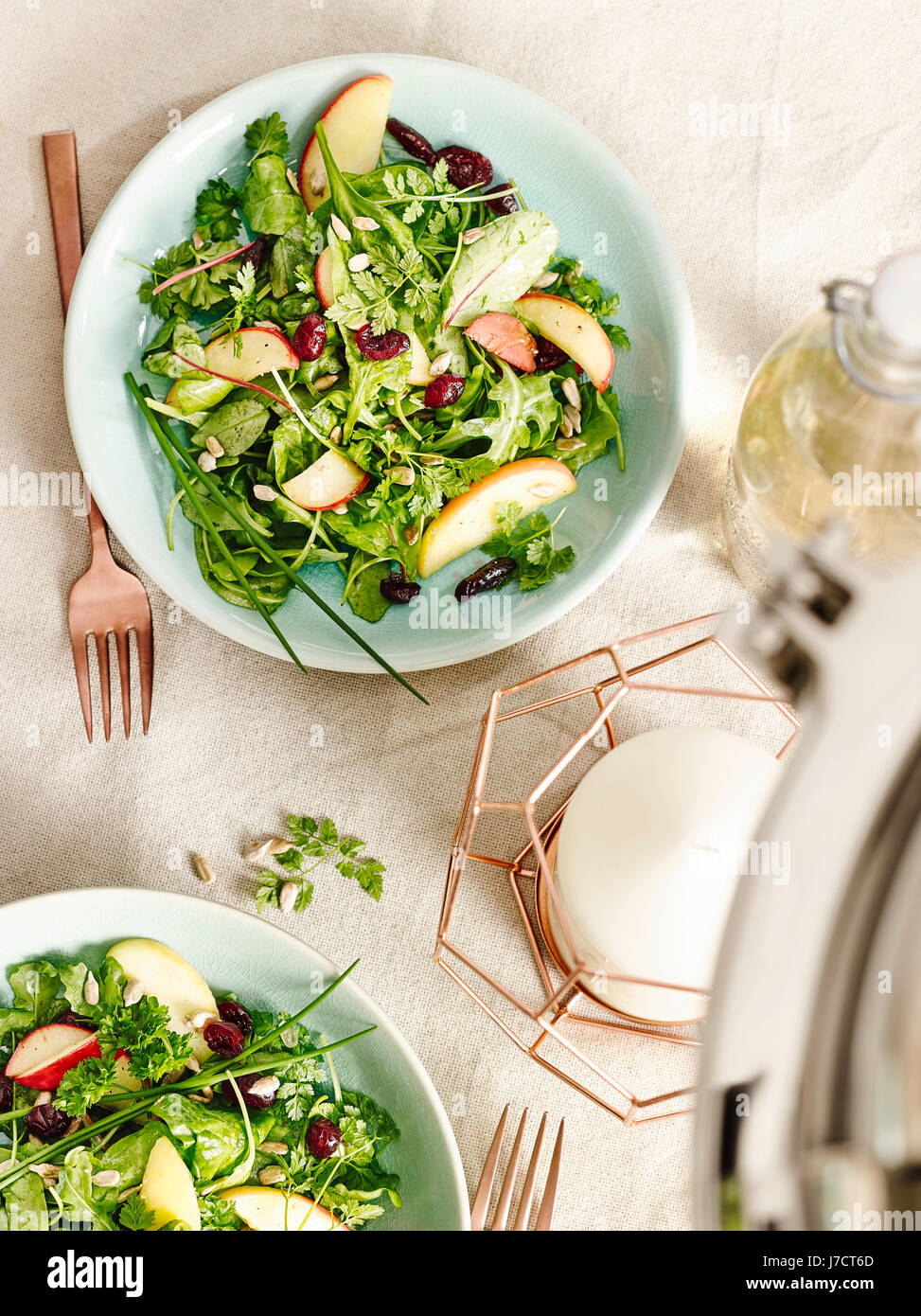 Herbel Salat mit Limetten-dressing Stockfoto
