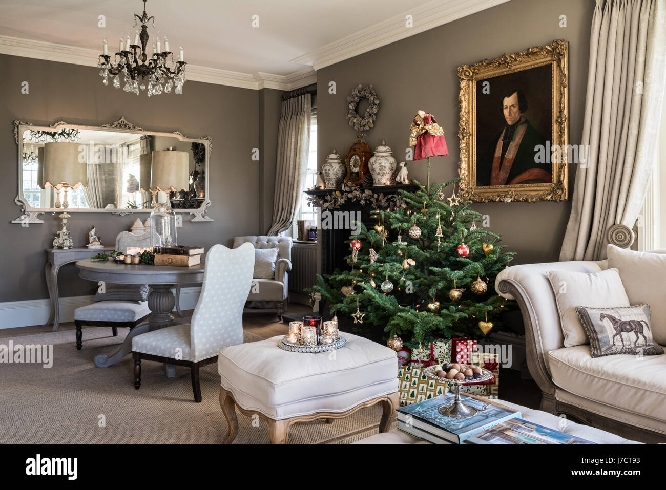 Weihnachtsbaum im Wohnzimmer mit Tisch lackiert Hellgrau Stockfoto