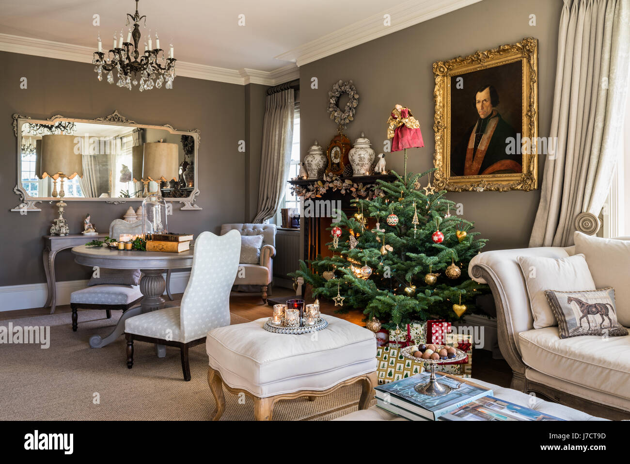 Weihnachtsbaum im Wohnzimmer mit Tisch hellgrau lackiert Stockfoto