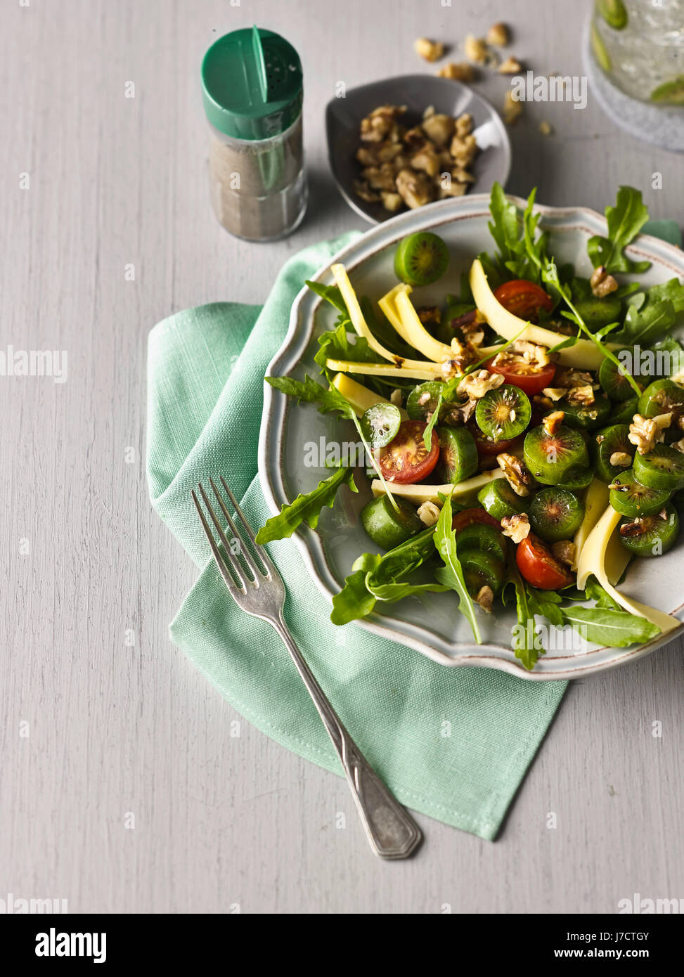 Salat mit Nergi Beeren und Nüssen Stockfoto