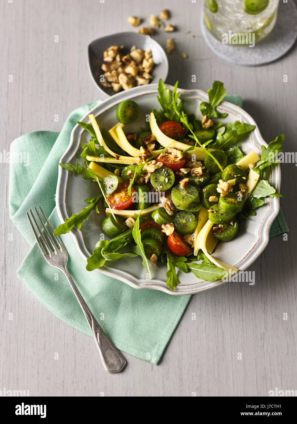Salat mit Nergi Beeren und Nüssen Stockfoto