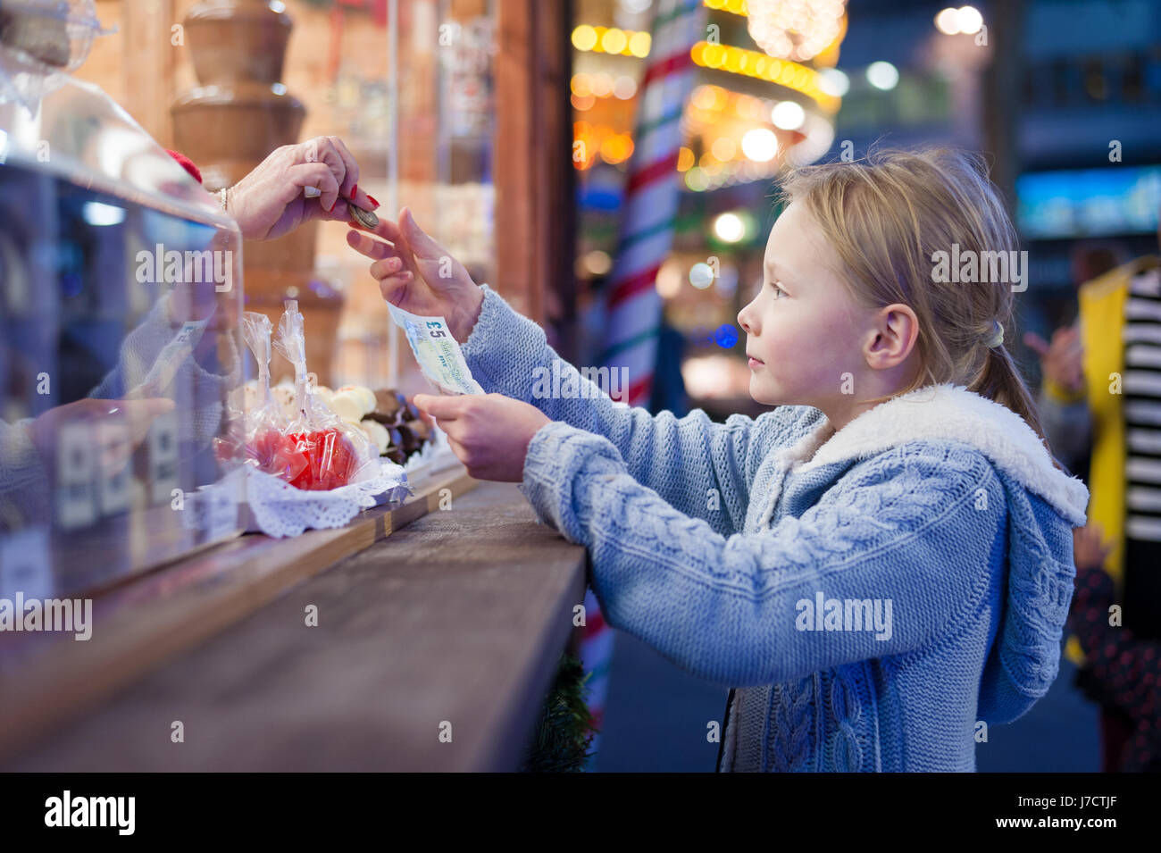 Mädchen, Kauf von Süßigkeiten, Weihnachtsmarkt, Leicester Square, London Stockfoto