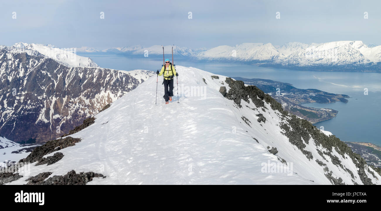 Skifahrer auf einem Bergrücken in der Nähe von Lyngseidet, Lyngen Alpen, Tromsoe, Das arktische Norwegen Stockfoto