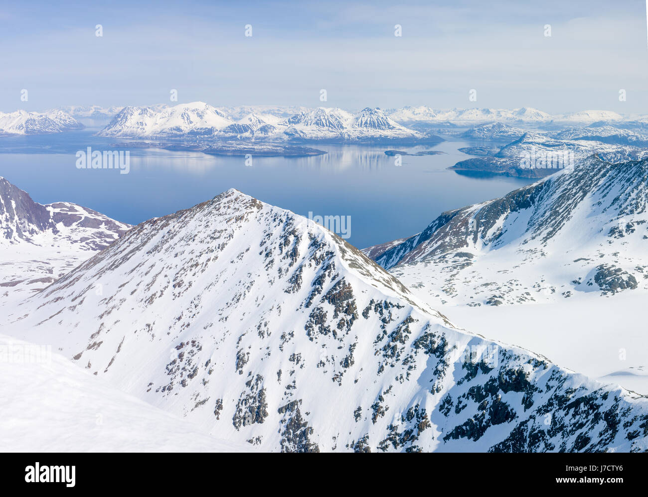 Blick vom Gipfel des Storgalten, Lyngen Alpen, Tromsoe, Das arktische Norwegen Stockfoto