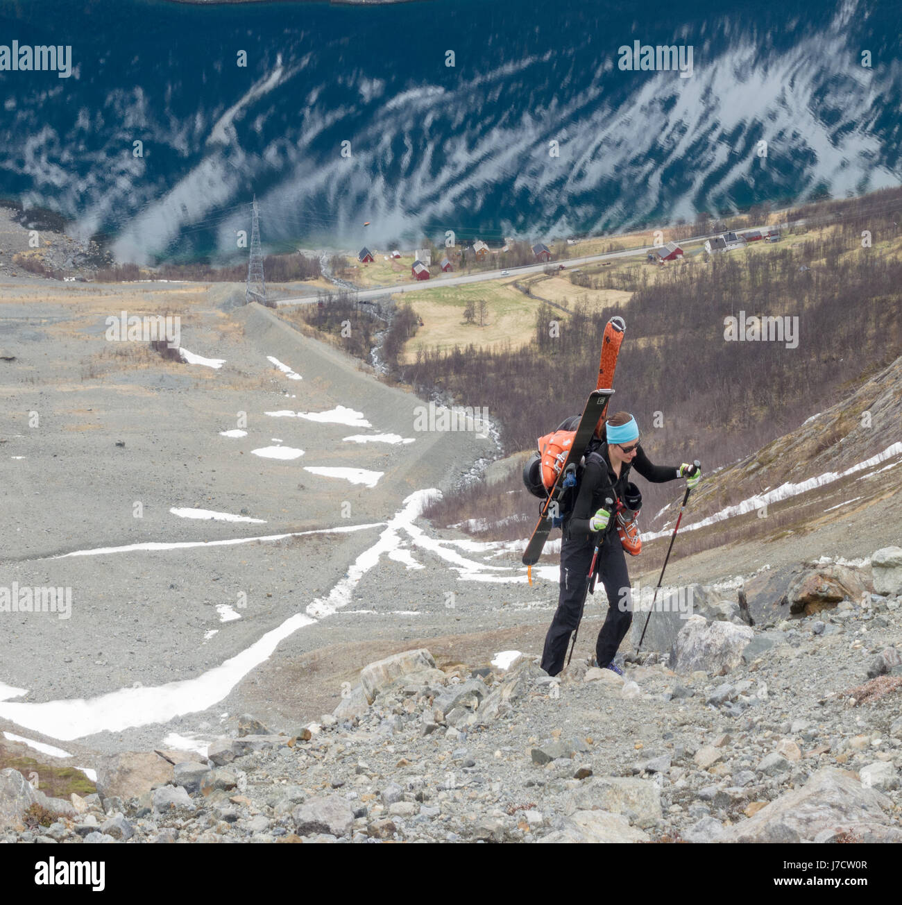Skifahrer klettert felsige Hänge des Store Kjosetinden, späten Frühling Skifahren, Lyngen Alpen, Tromsoe, Das arktische Norwegen Stockfoto