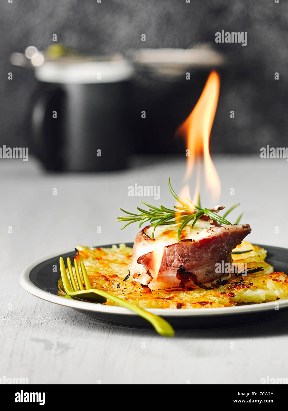 Kartoffelpuffer mit Speck umwickelt Ziegenkäse Stockfotografie - Alamy
