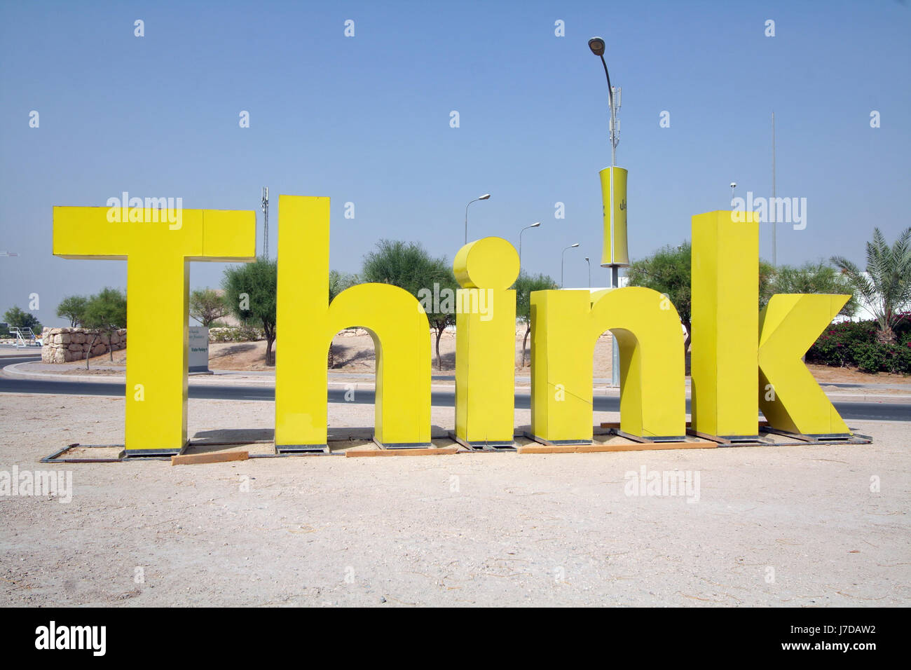 Ermahnende Zeichen drängen Think"" auf dem Campus der "Education City" Doha, Katar Stockfoto