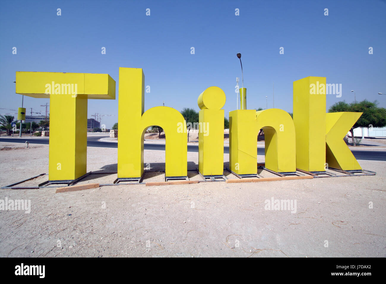 Ermahnende Zeichen drängen Think"" auf dem Campus der "Education City" Doha, Katar Stockfoto