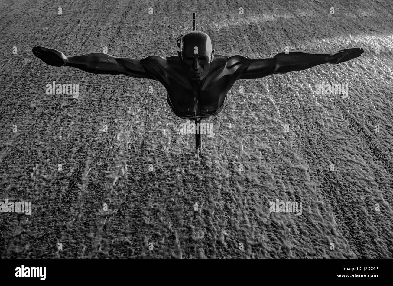 Statue eines Mannes verliebt sich in einen Wasserfall Brunnen Stockfoto