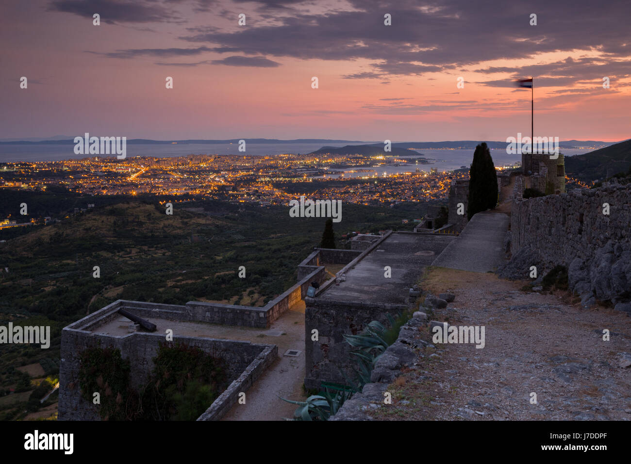 Sonnenuntergang über der Stadt Split, gesehen von der Festung Klis, Dalmatien, Kroatien Stockfoto