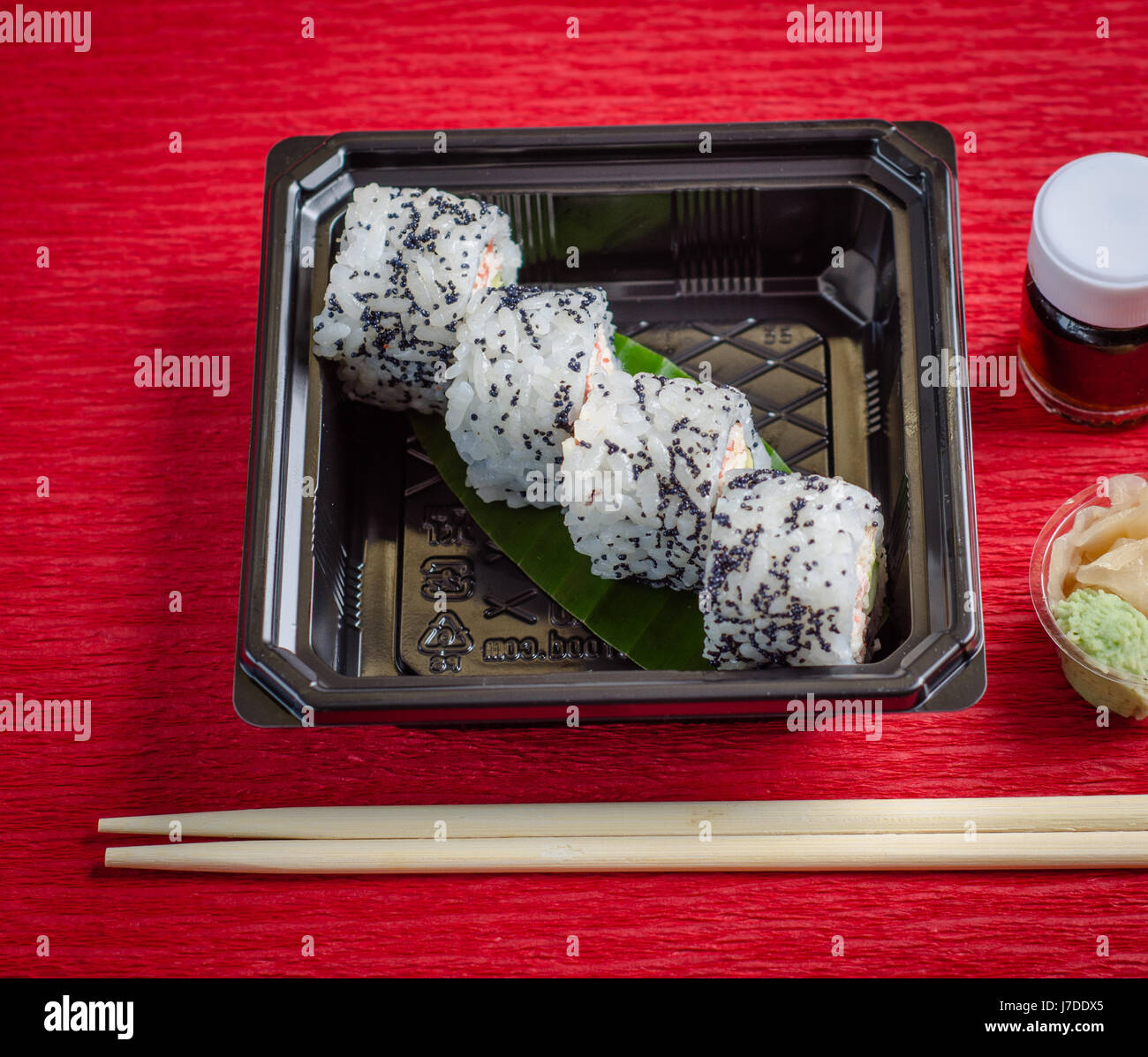 Sushi, Brötchen Lachs mit Sojasauce Stockfoto