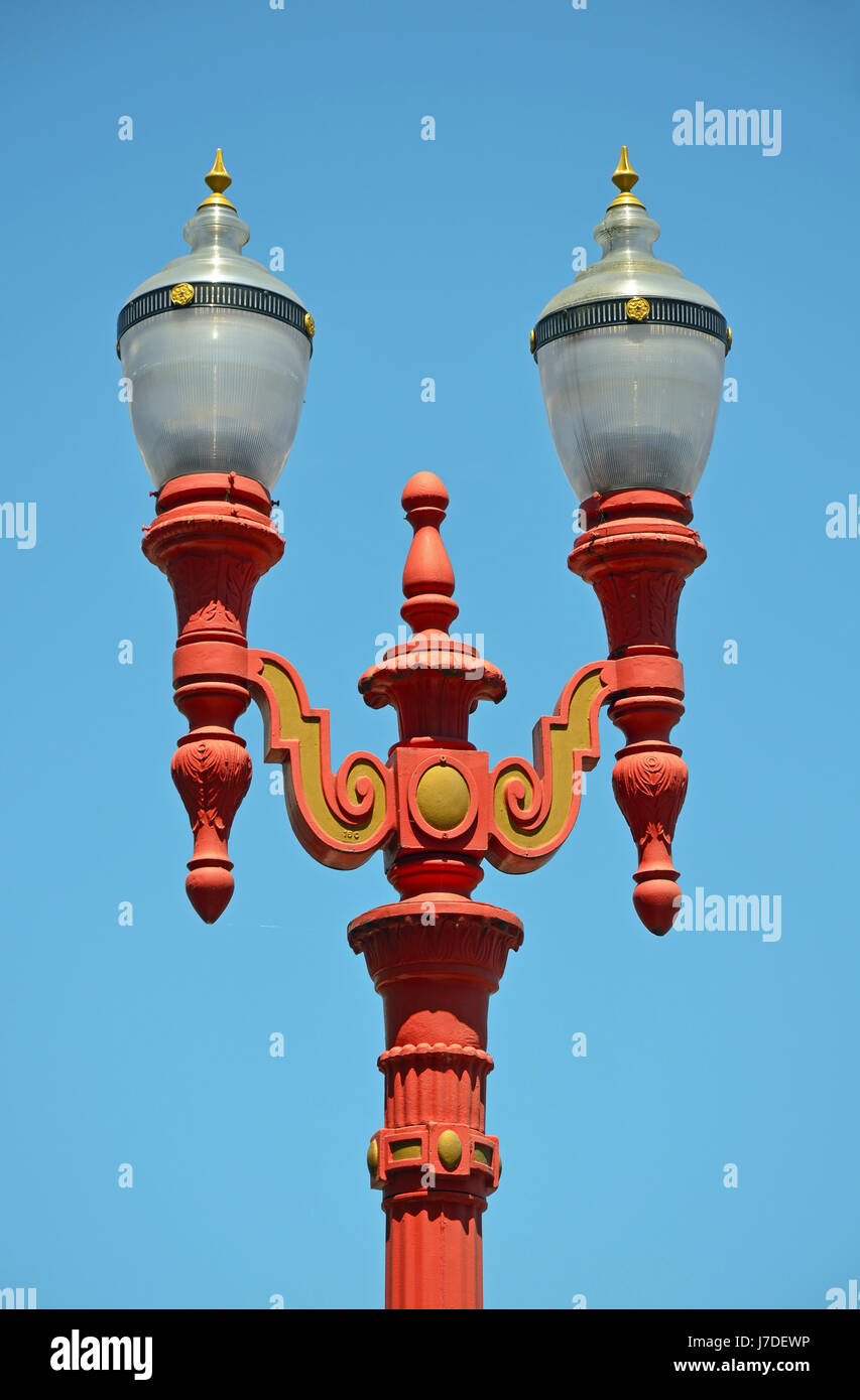 Roten ornamentalen Lightpost gegen blauen Himmel Stockfoto