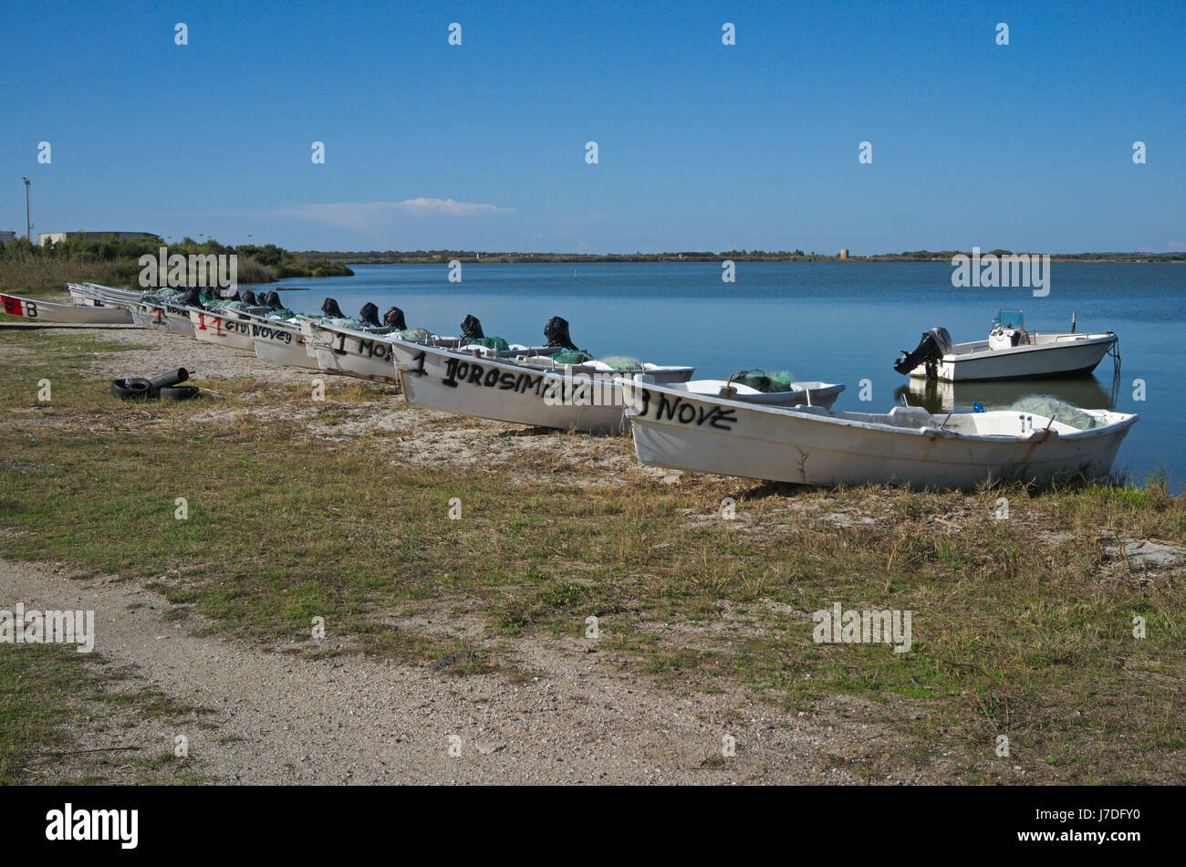Boote am Ufer des Teiches von Cabras, Provinz Oristano, Sinis-Halbinsel, Sardinien, Italien Stockfoto