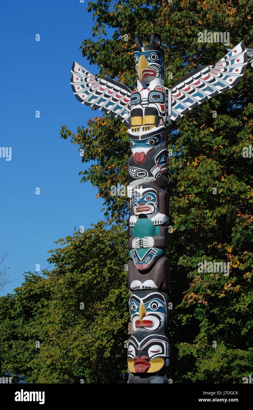 Kunst Baum Park Totem Bemalt Indischen Natur Detail Gott Kultur Kunst Kultur Stockfotografie Alamy