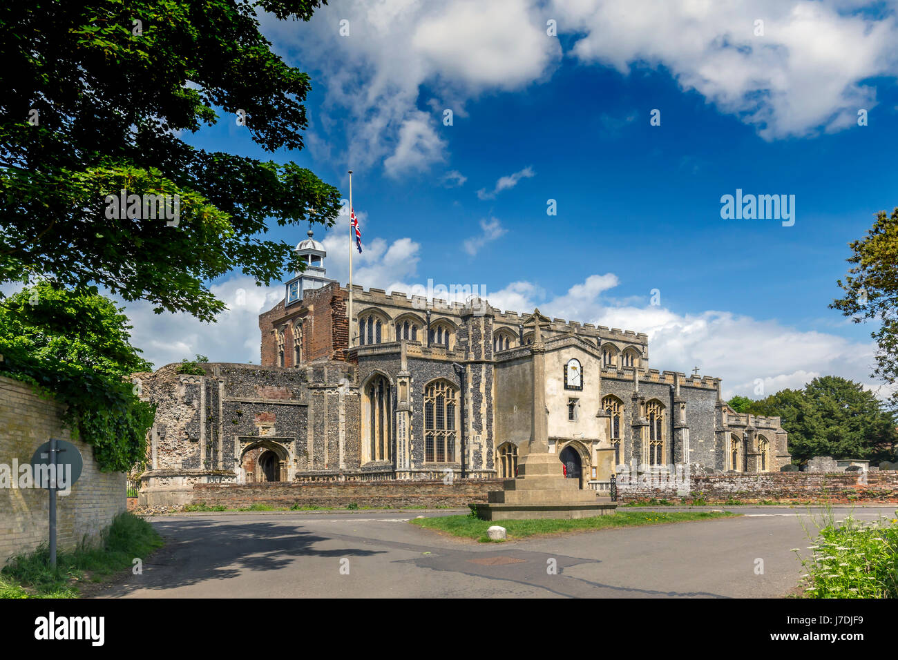 EAST BERGHOLT, ST MARY DIE JUNGFRAU KIRCHE UND BELLCAGE Stockfoto