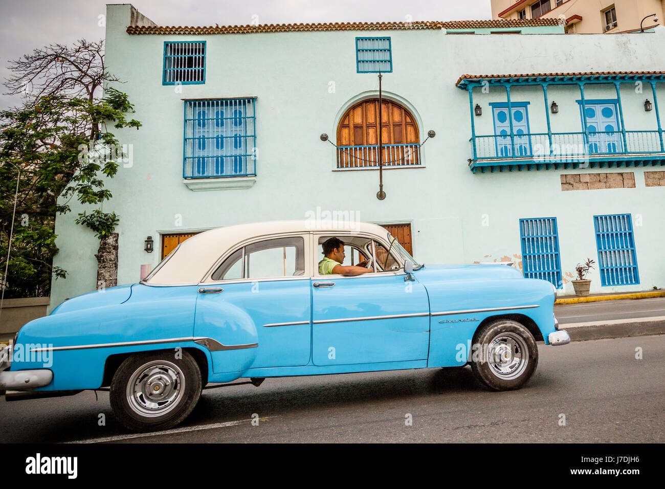 Alte blaue American Auto fahren städtischen kubanischen Hauptstadt Havanna Kuba Stockfoto