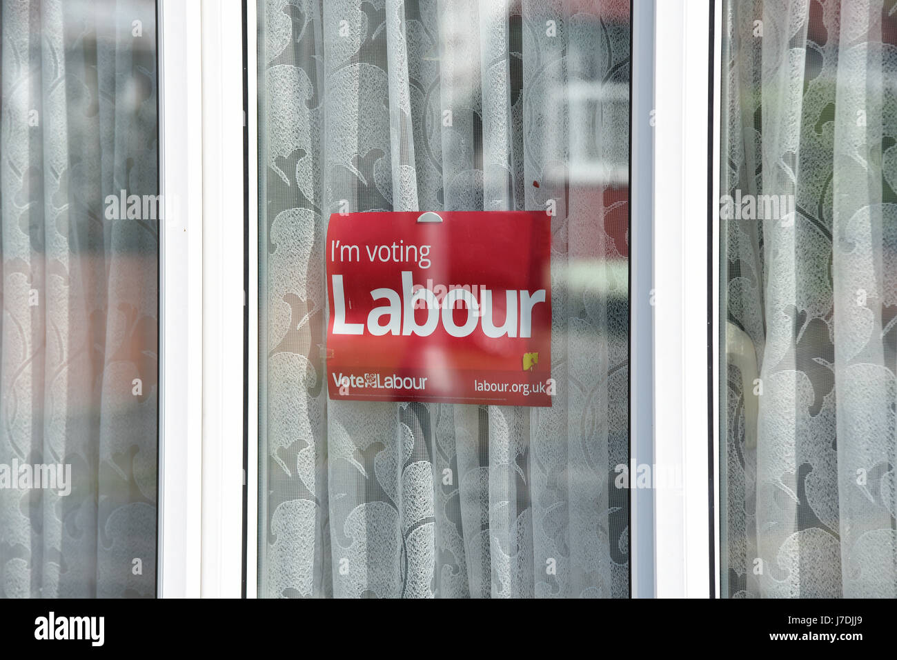 Ich wähle Labour-Nachricht, die in einem Fenster für die Parlamentswahlen 2017 steckt Stockfoto