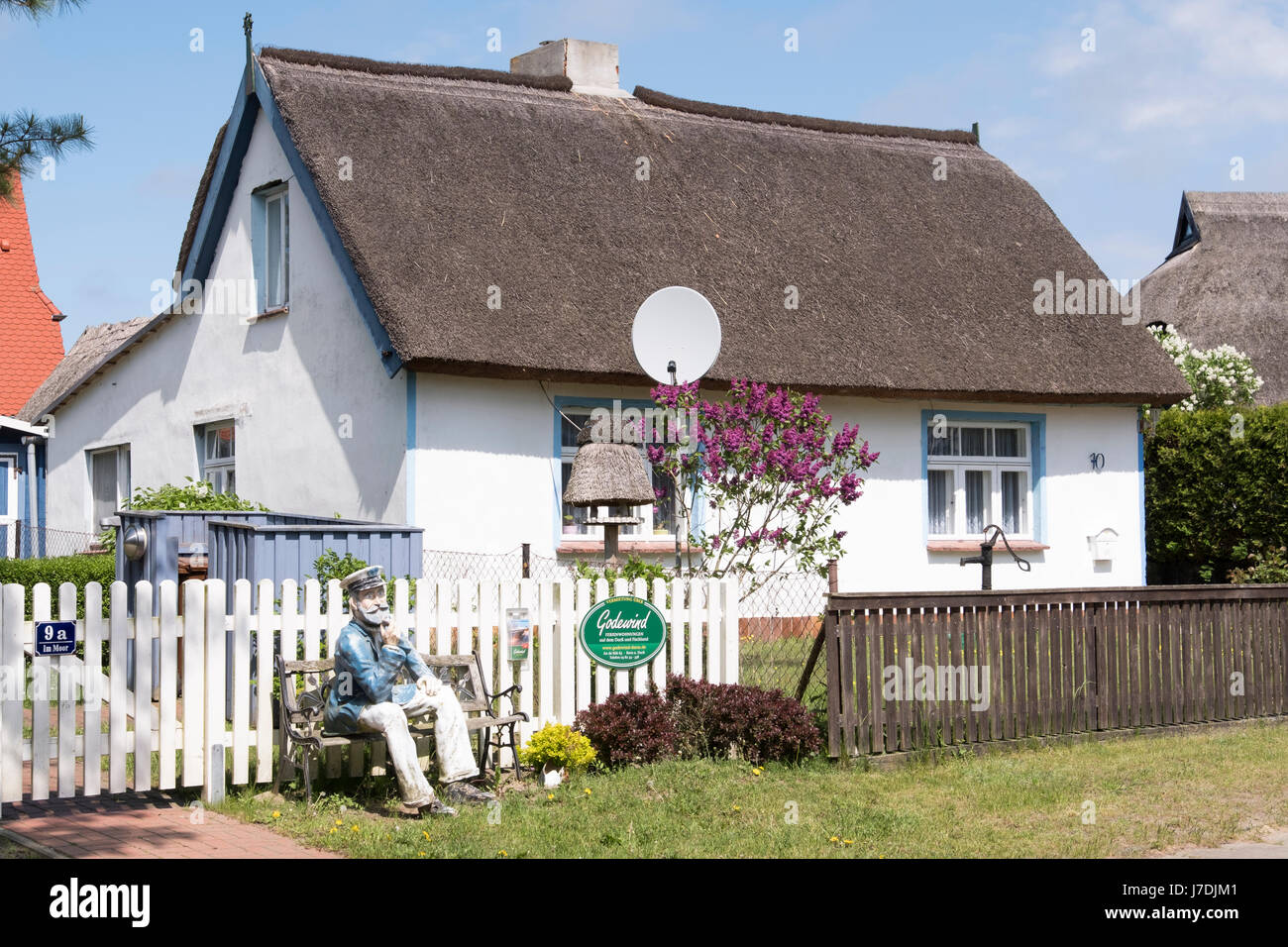 Typische Reetdachhaus für Urlaub lassen Sie in Born Auf Dem Darß, Mecklenburg-Vorpommern, Deutschland Stockfoto