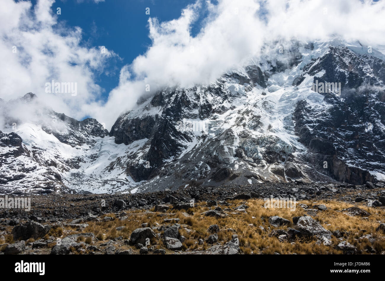 Salcantay (6.271 m) - der höchste Gipfel in der Vilcabamba-Bergkette in den peruanischen Anden. Stockfoto