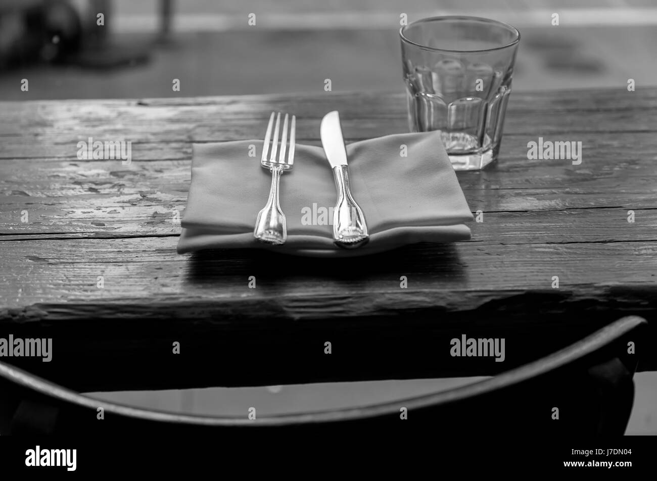 eine schwarz / weiß Darstellung der den gedeckten Tisch in einem restaurant Stockfoto