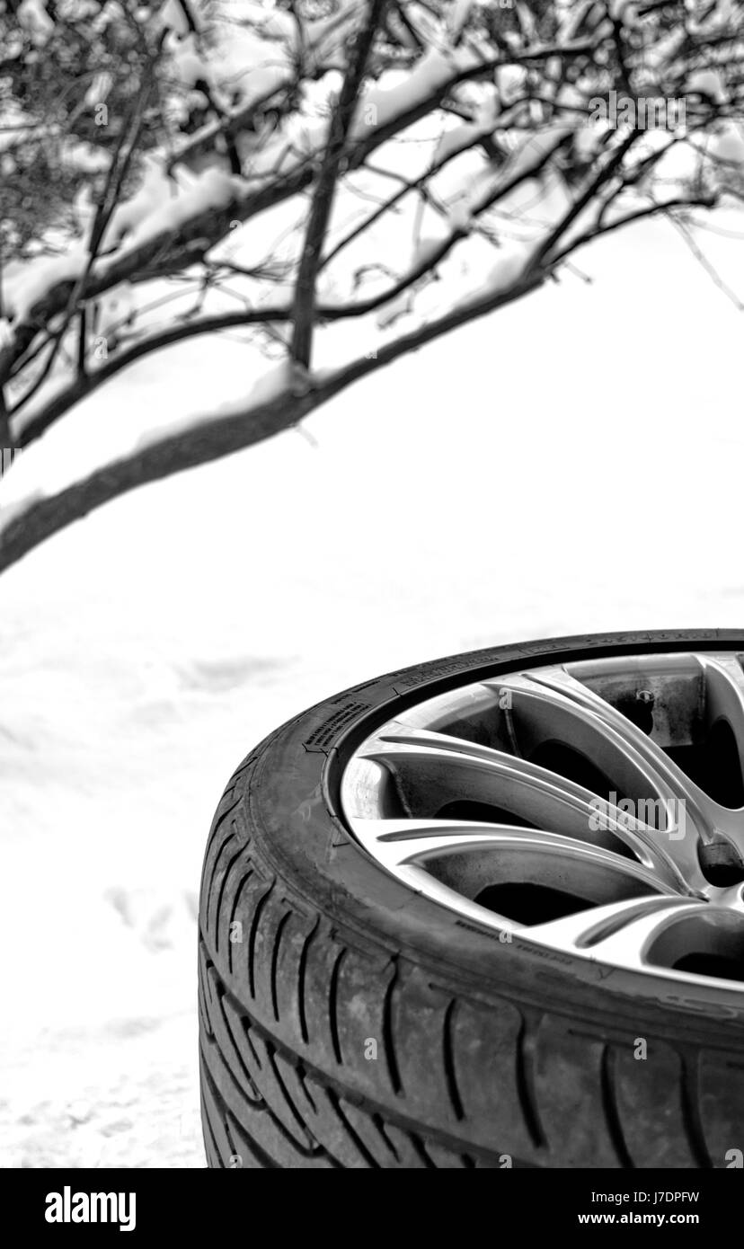 Gefahr Winter Profiltiefe Reifen Reifen Reifen Sicherheit Sicherheit Hintergrund Hintergrund weiß Stockfoto