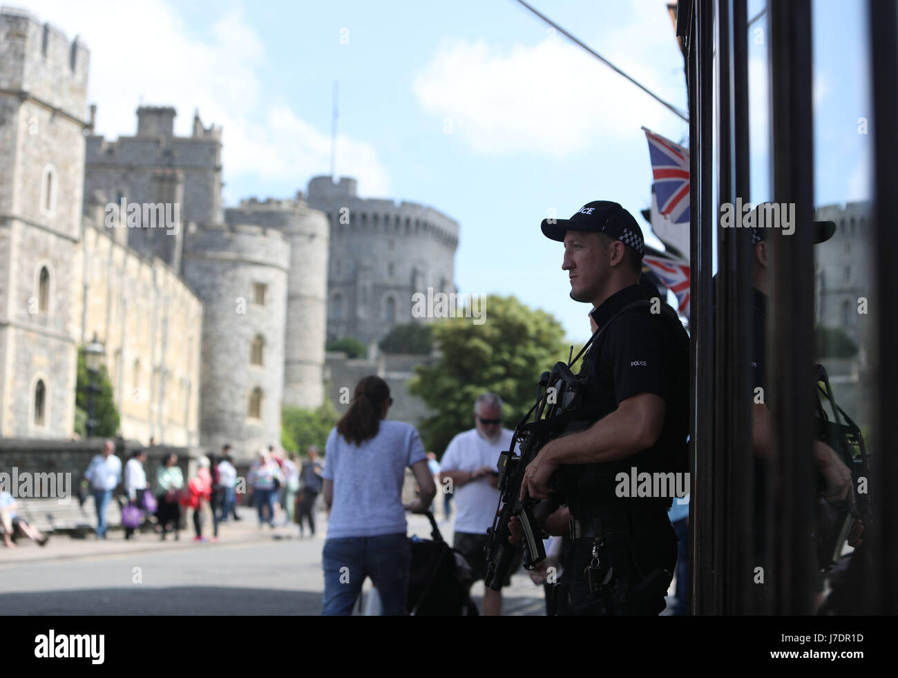 Eine bewaffnete Polizisten im Dienst in der Nähe von Windsor Castle, als militärisches Personal könnte für Konzerthallen bewachen bereitgestellt werden und Sportstadien unter einem Plan genehmigt von der Regierung im Zuge der Manchester Arena Gräueltat. Stockfoto