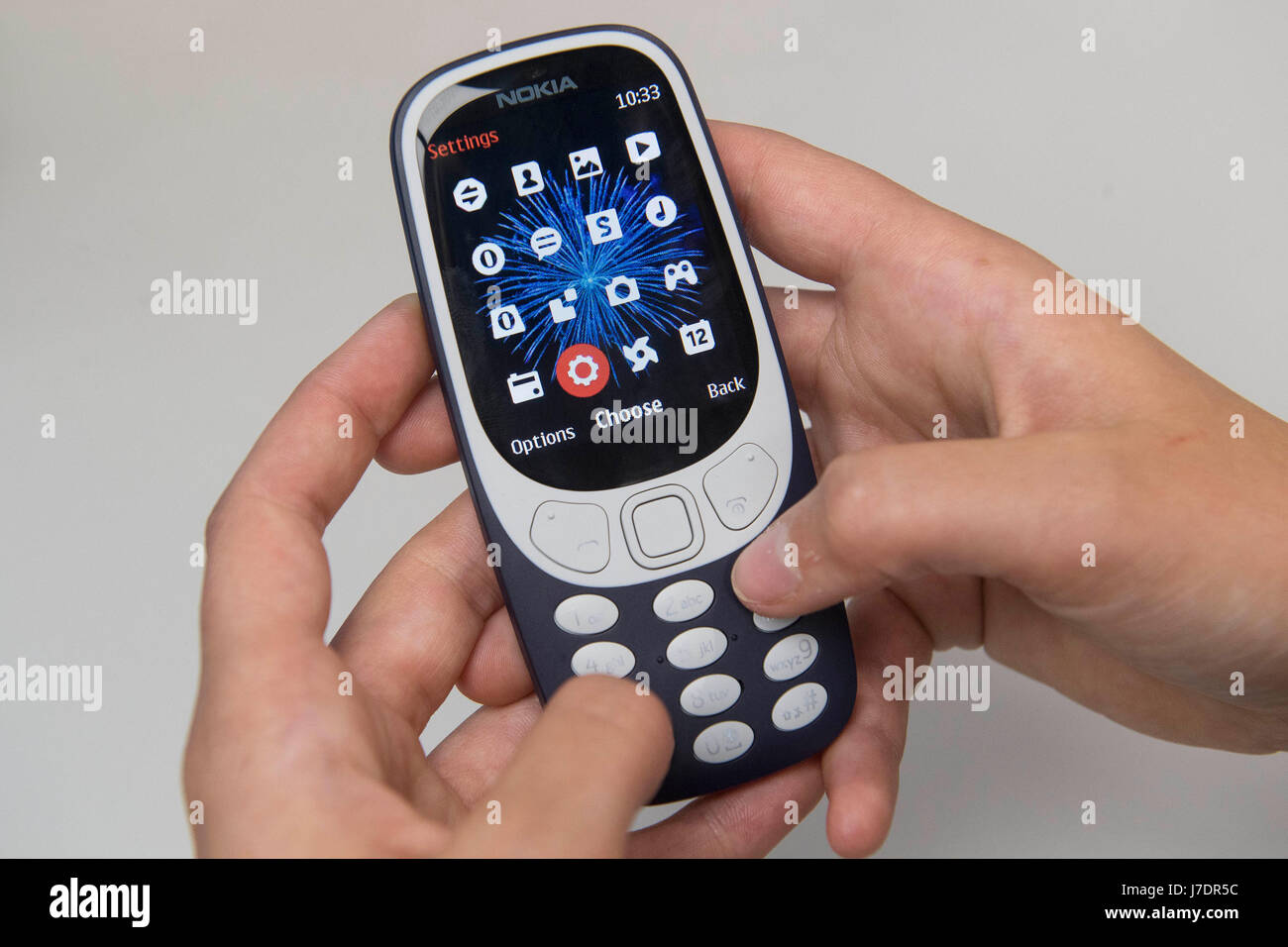 Das neue Nokia 3310 Handy geht auf Verkauf im Carphone Lager auf der Oxford Street, London. Stockfoto