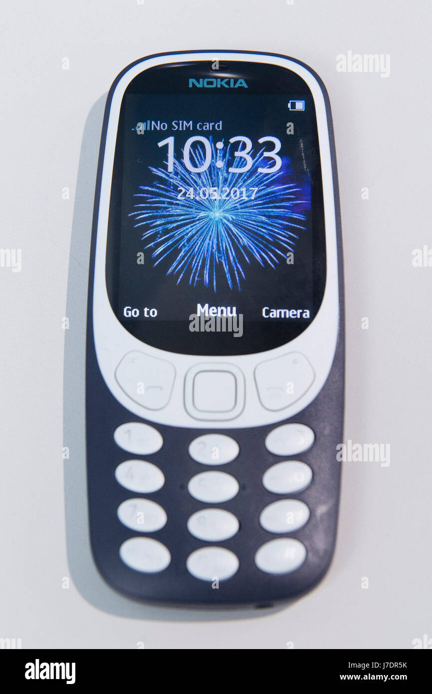 Das neue Nokia 3310 Handy geht auf Verkauf im Carphone Lager auf der Oxford Street, London. Stockfoto