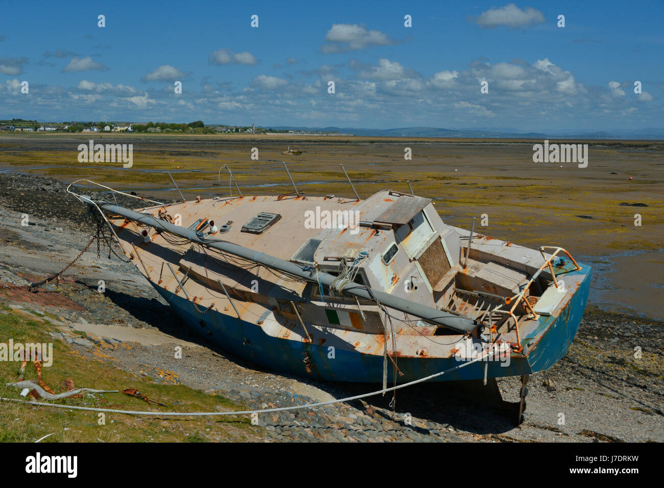 Verlassenen Yacht, Roa Island Damm, Barrow-in-Furness, Morcambe Bay, Cumbria, UK Stockfoto