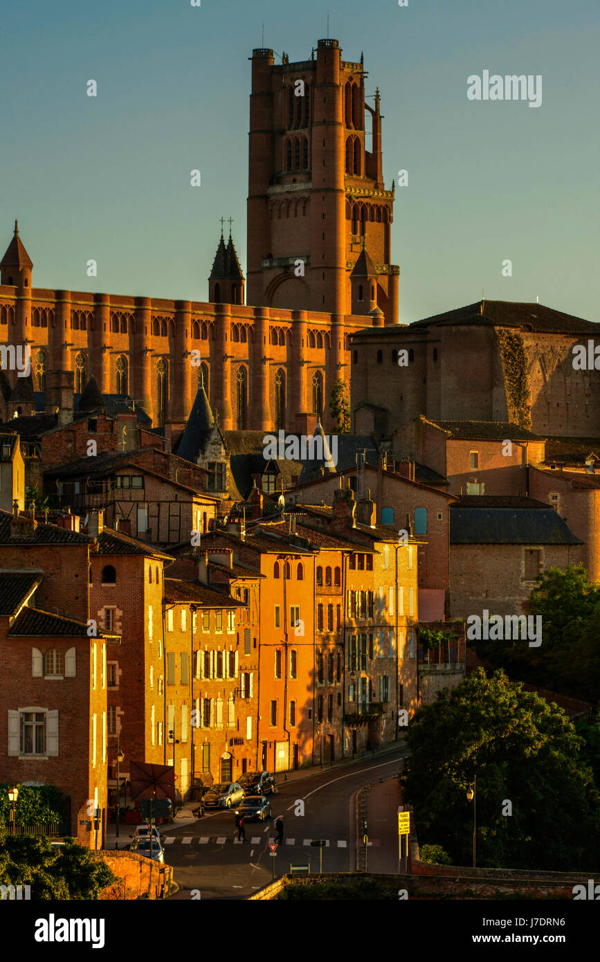 Die mittelalterliche Stadt Albi und der Fluss Tarn bei Sonnenuntergang, Occitanie, Frankreich. Stockfoto