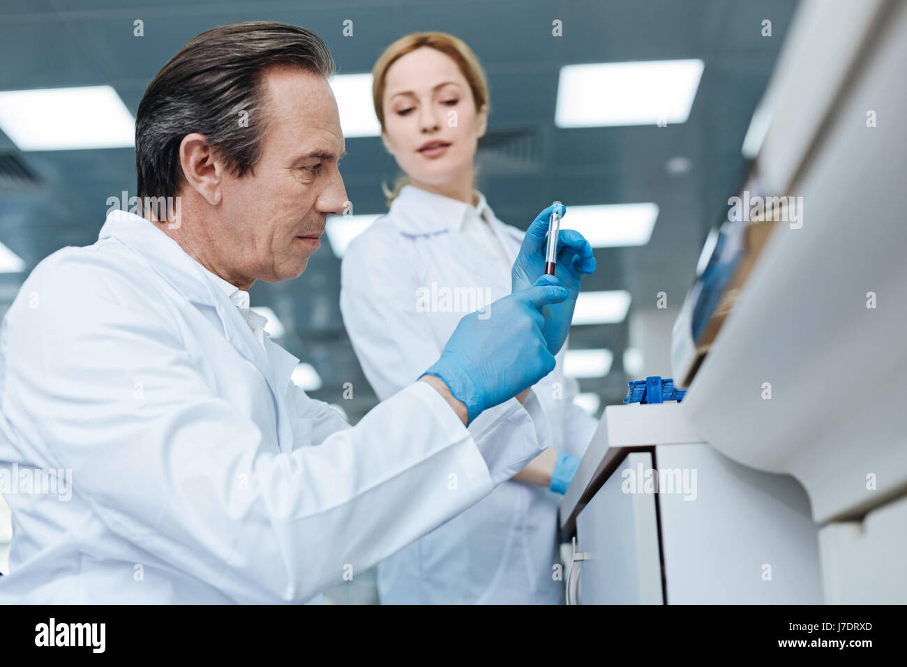 Porträt von zuversichtlich Praktiker bei der Untersuchung der DNA Stockfoto