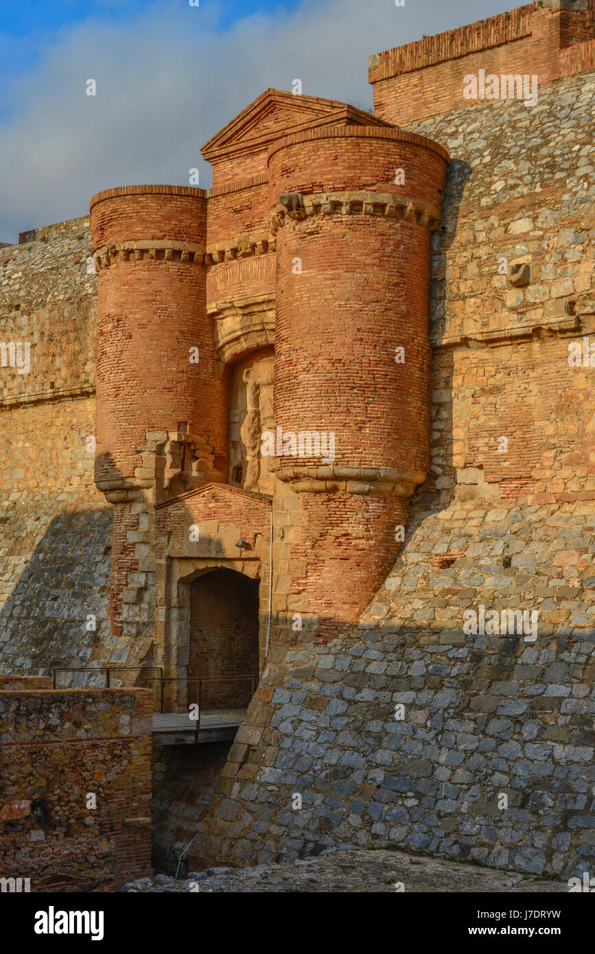 Ein Porträt Blick auf die roten Ziegel und Stein Fassade aus dem 13. Jahrhundert Château Salses, im Süden von der französischen Region Occitanie. Stockfoto