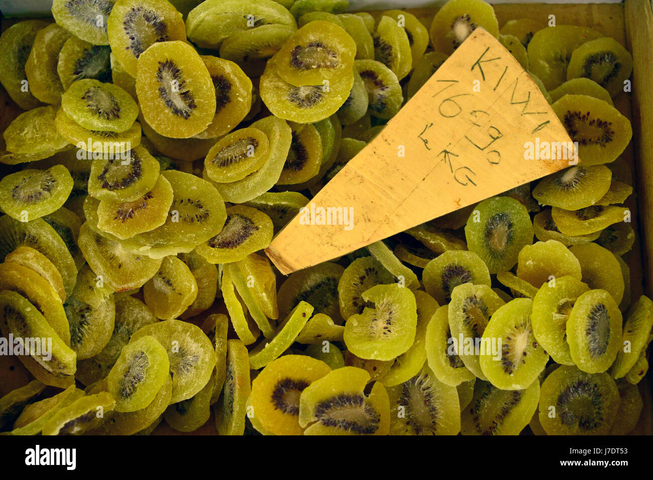Nahaufnahme Blick auf den französischen Markt produzieren im St Antonin Noble Val. Getrocknete Kiwi Obst und Käse, alle mit Preisen in Euro. Stockfoto