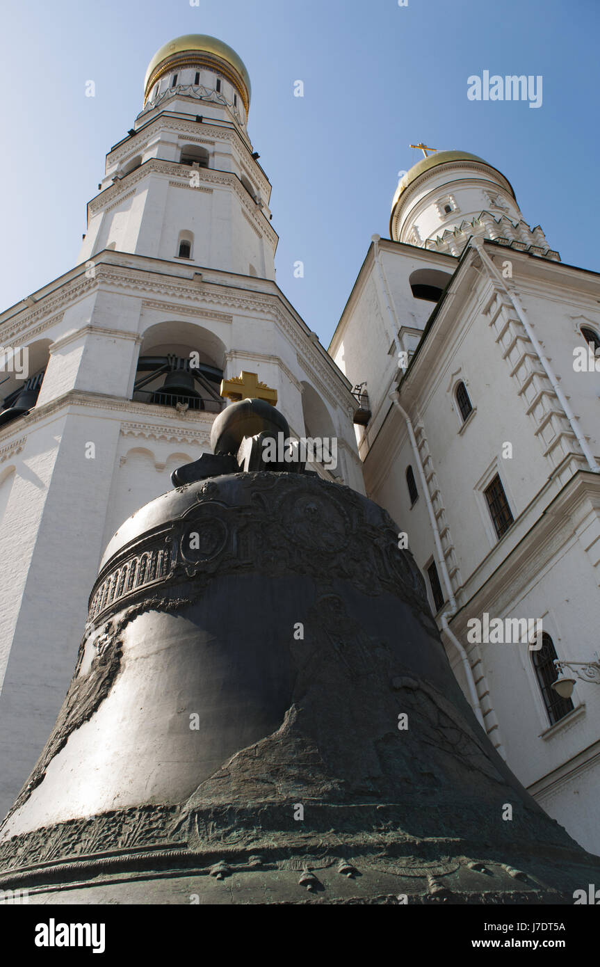 Moskauer Kreml: die Zarenglocke, die größte Glocke der Welt, während Metallguss gebrochen und nie Sprosse und Ansicht von Iwan der große Glockenturm Stockfoto