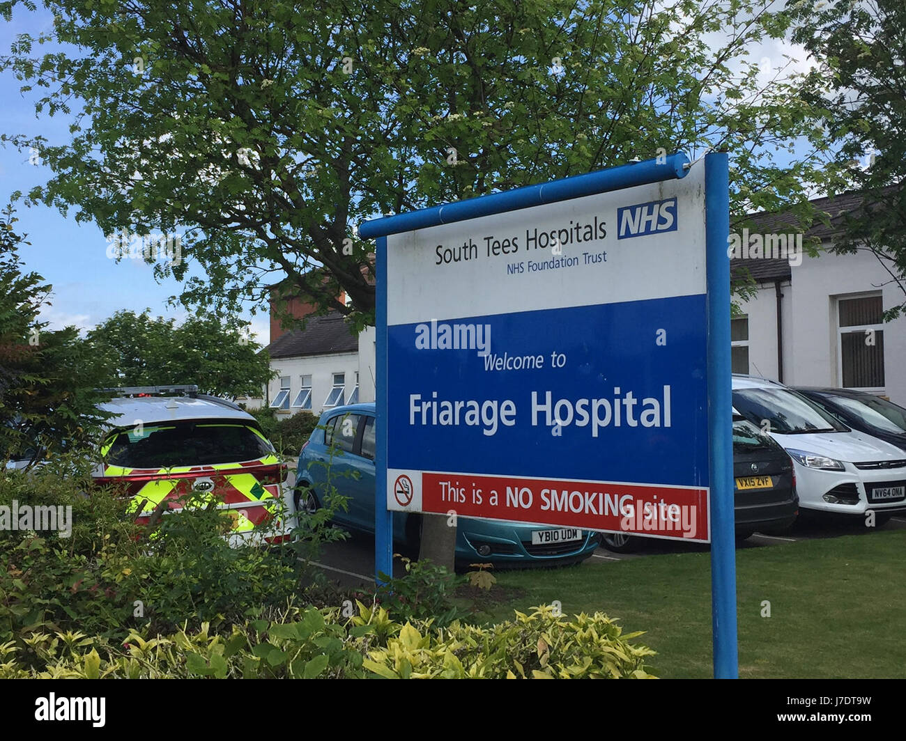 Ein Zeichen außerhalb Friarage Krankenhaus, Northallerton, North Yorkshire, wo Chantelle Page, 28, mit Zwillingen schwanger war, behandelt wurde, nachdem sie zu Hause zusammengebrochen. Stockfoto