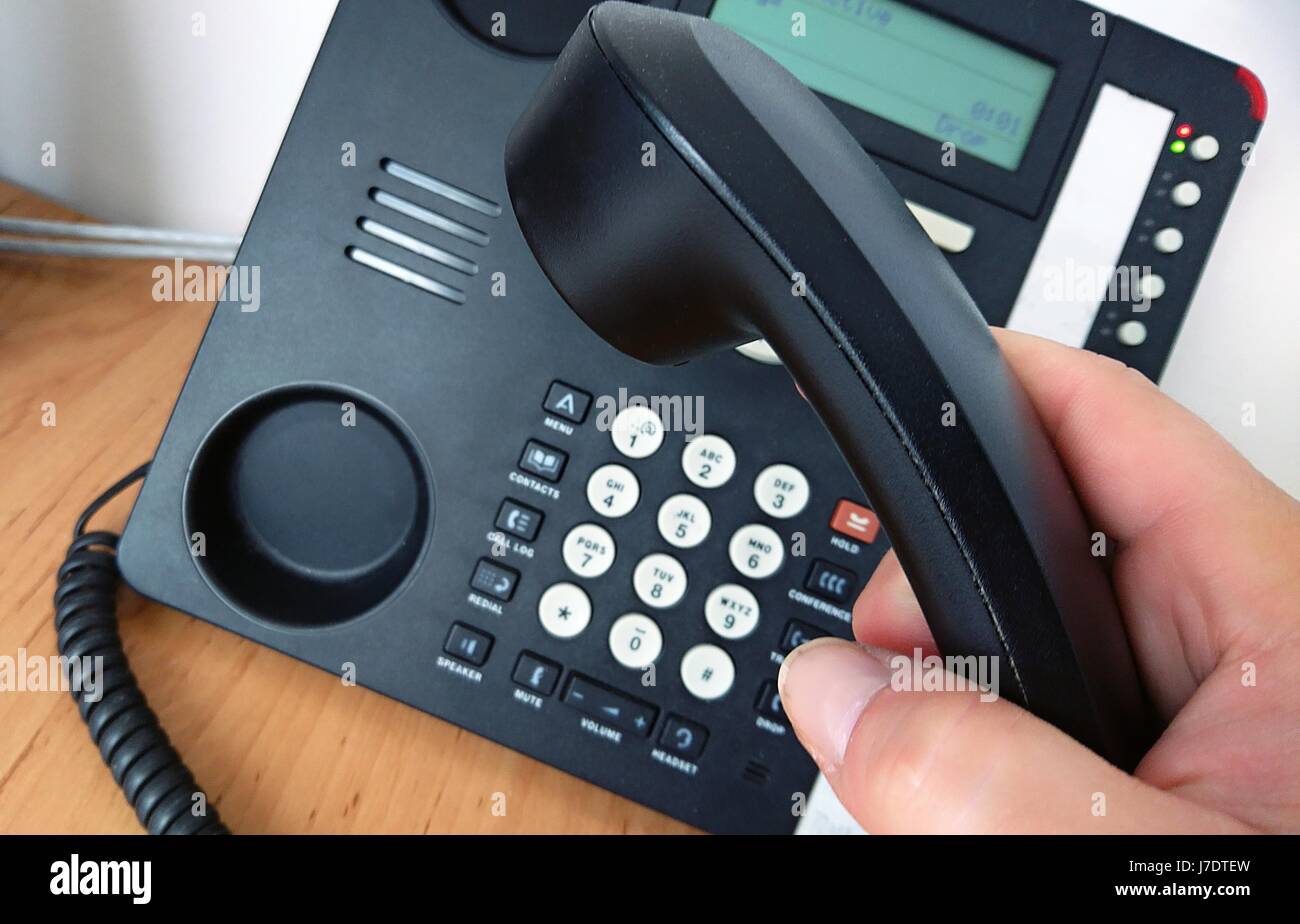 Nahaufnahme der Kommissionierung Telefonhörer für einen Anruf tätigen. Stockfoto