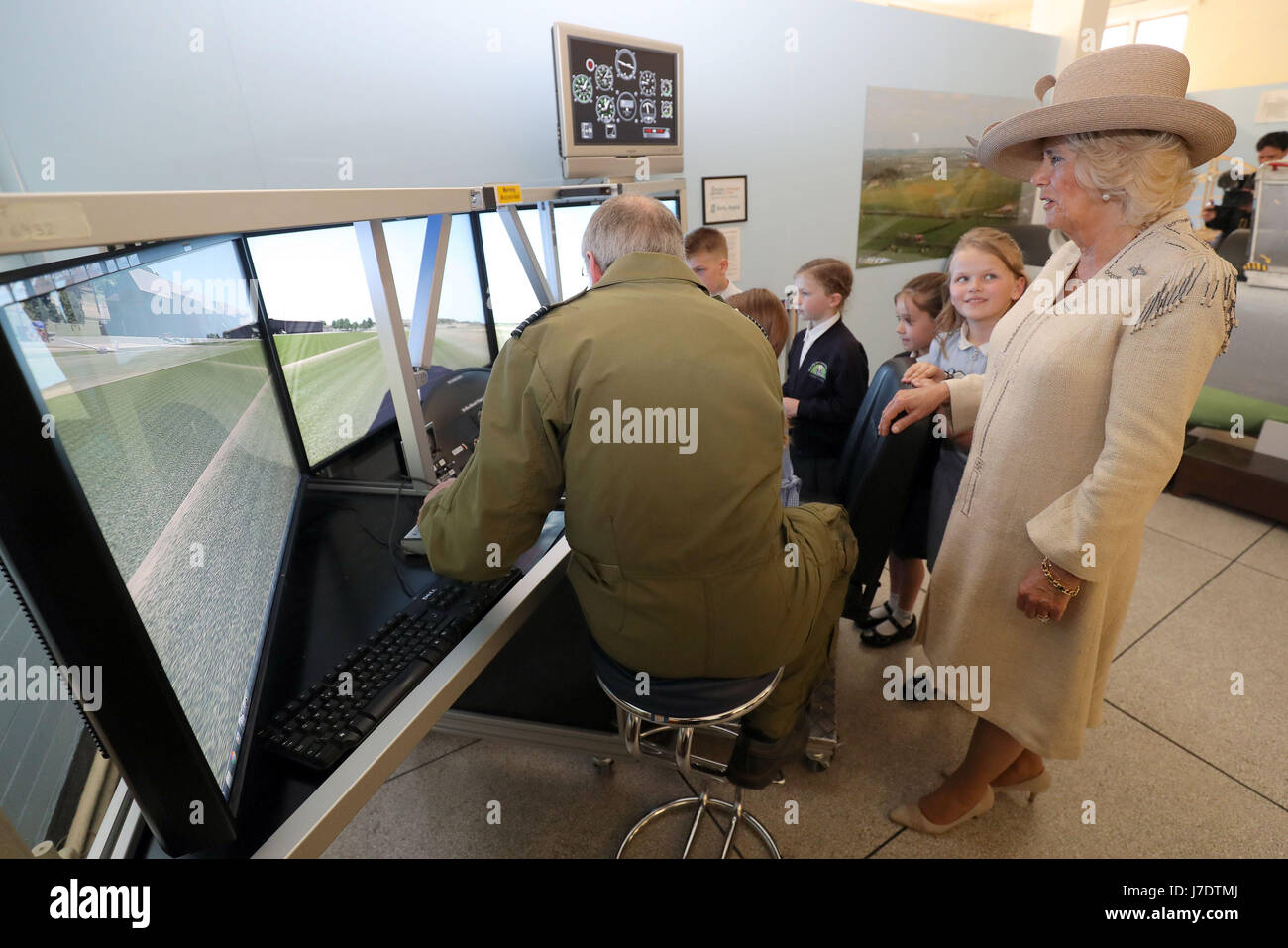 Die Herzogin von Cornwall und Halton Gemeinschaft kombinierte Schule sind einen Flugsimulator während eines Besuchs in RAF Halton in Aylesbury gezeigt. Stockfoto