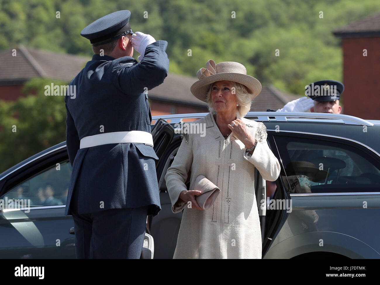 Die Herzogin von Cornwall kommt an RAF Halton in Aylesbury für eine Graduierung Parade und den Bahnhof mit seiner neuen Königin Farbe präsentieren. Stockfoto