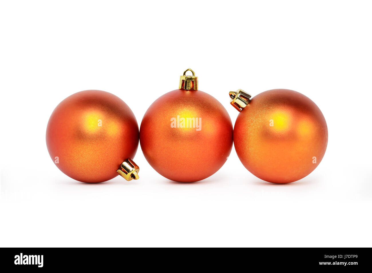 Paar Weihnachtskugeln auf weißem Hintergrund in einer Reihe liegen. Clipping-Pfad ist im Preis inbegriffen Stockfoto