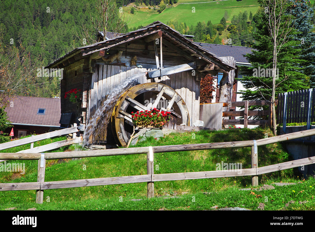 Hölzernes Rad von einer alten Wassermühle in Dolomiti Stockfoto