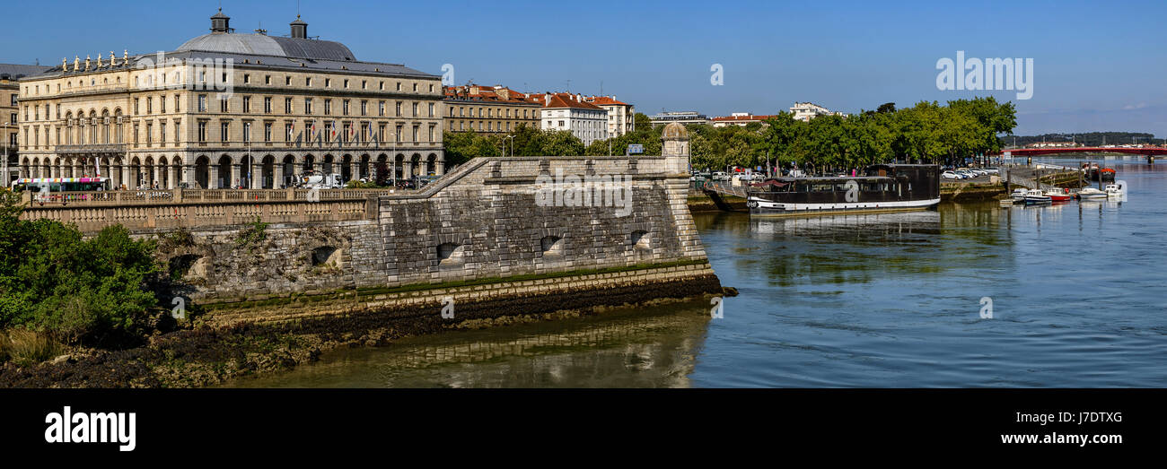 Panorama Hafen und Rathaus der Stadt Bayonne mit dem Fluss Nive, Frankreich, Europa. Stockfoto