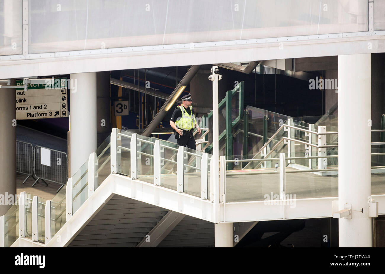 Ein Polizist nähert sich Stufen führen vom Bahnhof Victoria Station in Manchester Arena nachdem ein Selbstmordattentäter 22 Personen verlassen ein Pop-Konzert an der Abendkasse am Montagabend getötet. Stockfoto Ein Polizist nähert sich Stufen führen vom Bahnhof Victoria Station in Manchester Arena nachdem ein Selbstmordattentäter 22 Personen verlassen ein Pop-Konzert an der Abendkasse am Montagabend getötet. Stockfoto