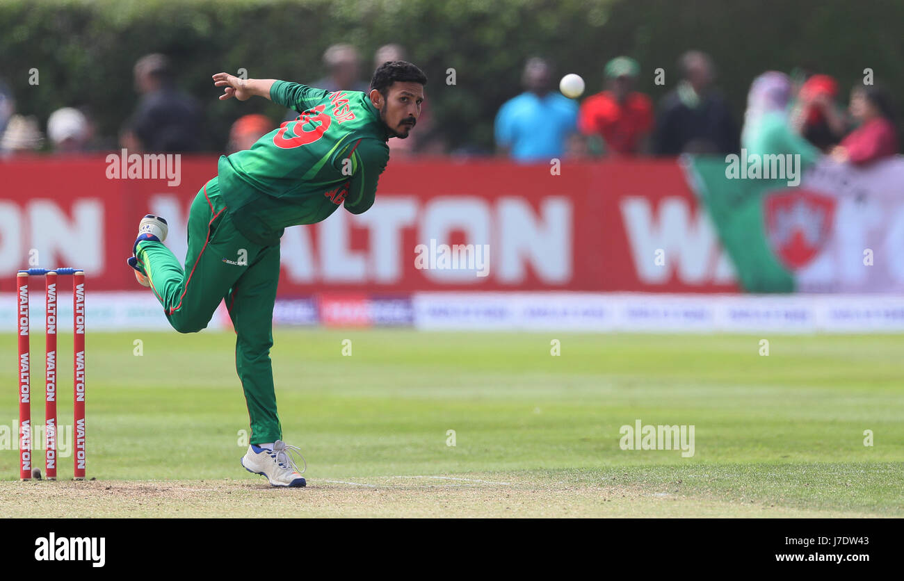 Bangladeshs Nasir Hossain Schalen während der Tri Nations Series match bei Clontarf Cricket Club, Dublin. Stockfoto