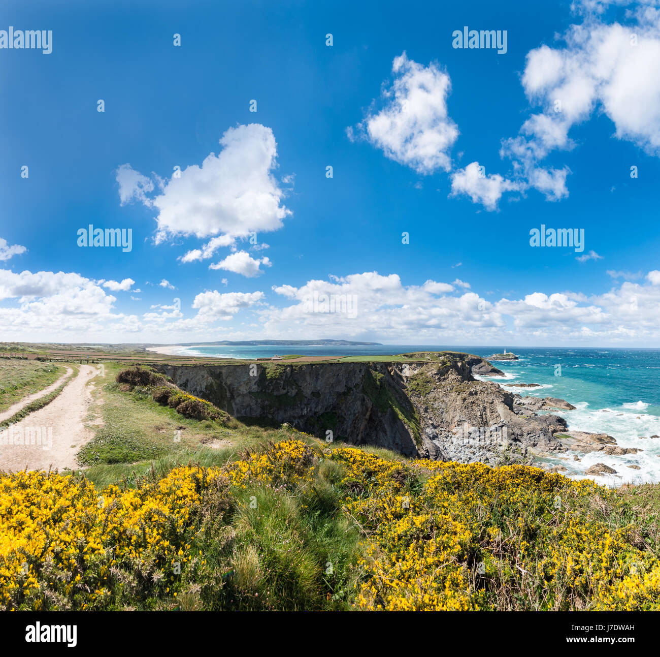 Godrevy Point und Insel von Navax Punkt betrachtet. Cornwall, UK. St Ives Bay kann darüber hinaus gesehen werden. Stockfoto