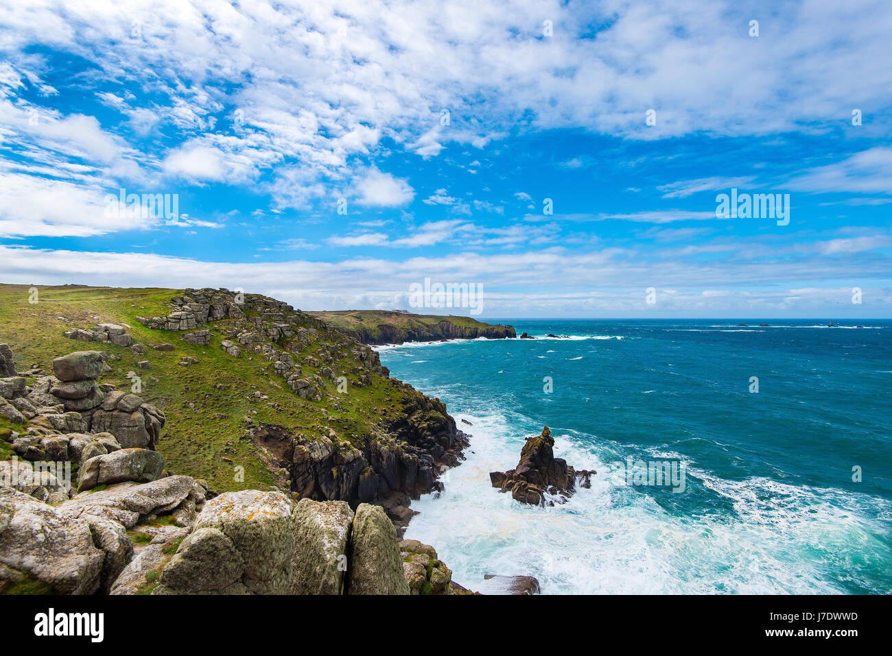 Die Meer-Stapel bekannt als Irish Lady, gesehen von Pedn-Männer-du bei Sennen, Cornwall, UK. Die Ferne Landzunge ist Dr Syntax Head bei Lands End. Stockfoto