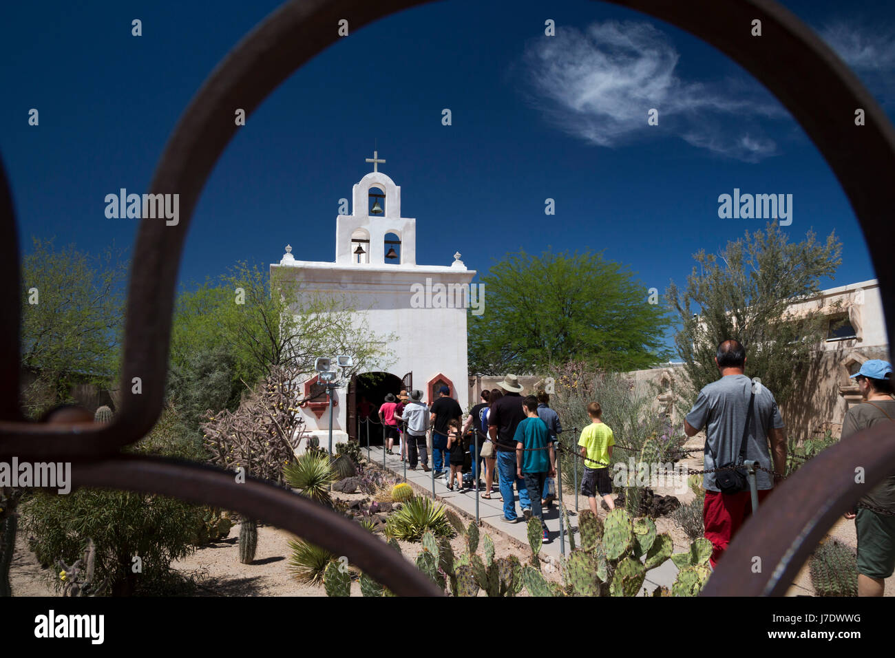 Tucson, Arizona - Besucher betreten eine Kapelle an Mission San Xavier del Bac auf der Tohono O' odham Nation. Die Mission wurde die Spanier im Jahre 1692; Stockfoto