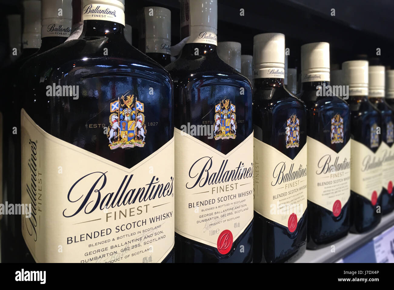 Nowy Sacz, Polen - 13. Mai 2017: Flaschen von Ballantine's Finest Blended Scotch Whisky Store Regalen zum Verkauf in Kaufland SB-Warenhaus. Stockfoto